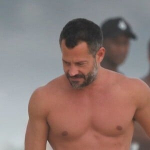 Malvino Salvador, sem camisa, mostra boa forma em dia de praia