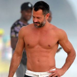 Malvino Salvador curte dia de calor no Rio em praia carioca com a família e amigos