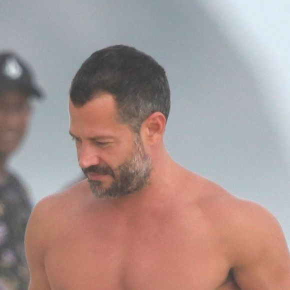 Malvino Salvador mostra boa forma em praia do Rio de Janeiro