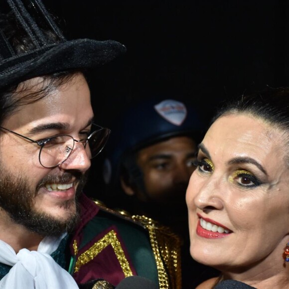 Fátima Bernardes e Túlio Gadêlha engaram o público ao dizer que iam curtir o bloco vestidos de palhaços neste domingo, dia 17 de fevereiro de 2019
