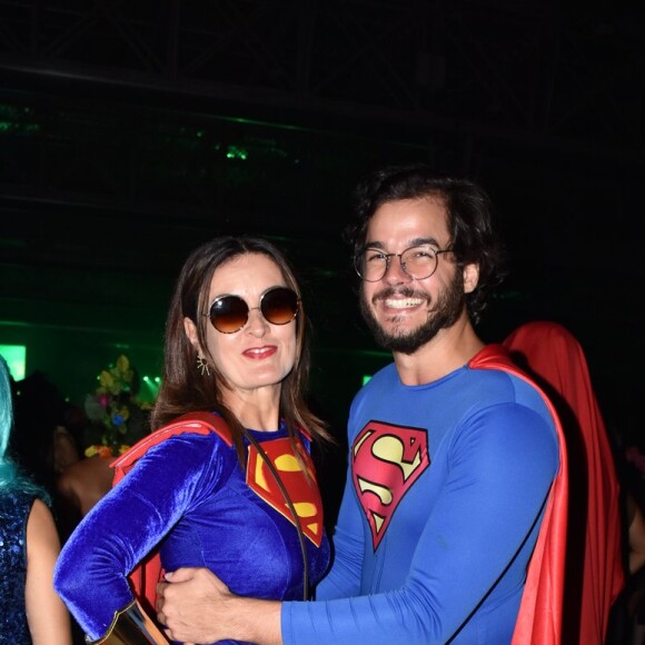 Fátima Bernardes e Túlio Gadêlha se fantasiaram, ainda, de Mulher-maravilha e Superman, na madrugada de sábado