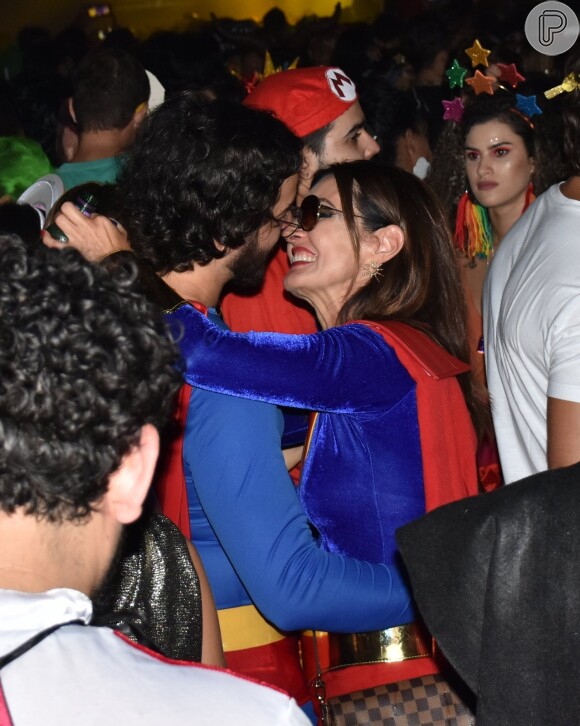 Fátima Bernardes e Túlio Gadêlha trocaram muitos beijos em bloco de carnaval, na madrugada de sábado, da 16 de fevereiro de 2019