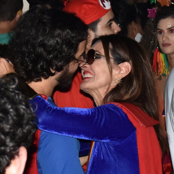 Fátima Bernardes e Túlio Gadêlha trocaram muitos beijos em bloco de carnaval, na madrugada de sábado, da 16 de fevereiro de 2019