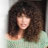 Atualmente, Giovana Cordeiro está com o cabelo iluminado e com franja para seu papel em 'Verão 90'.