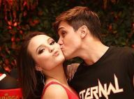 Larissa Manoela pula no pescoço do namorado ao reencontrar ator após 3 semanas