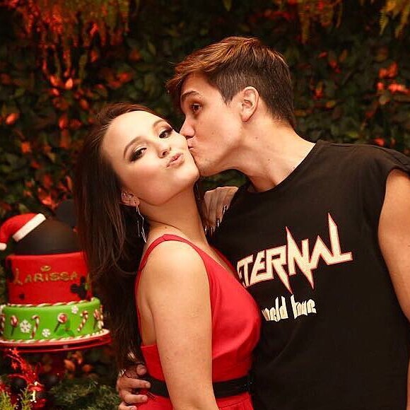 Larissa Manoela pulou no pescoço de Leo Cidade para matar saudade do namorado, nesta segunda-feira, 18 de fevereiro de 2019