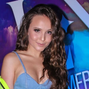 Larissa Manoela chegou a levar uma foto em tamanho real do namorado, Leo Cidade, para sua festa de aniversário, no fim de janeiro de 2019