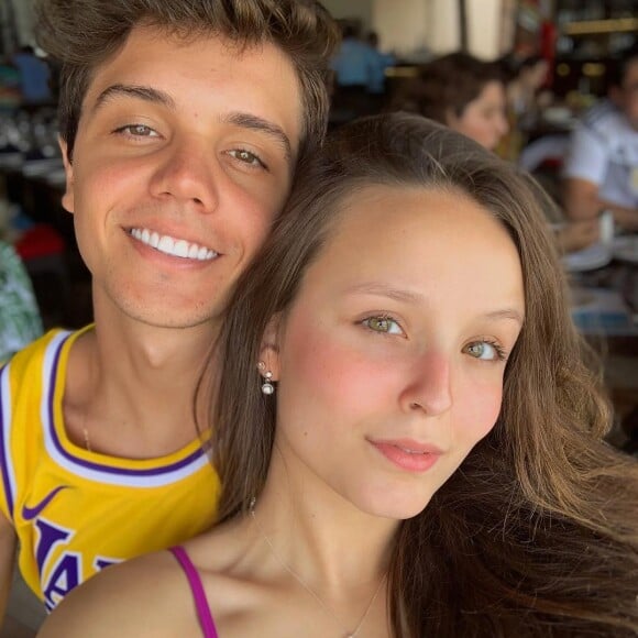 Larissa Manoela e Leo Cidade recorrem a ligações de vídeo para driblarem a saudade