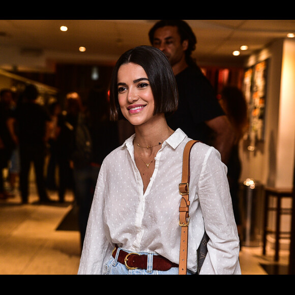 Manu Gavassi apostou em look casual e confortável para ir ao cinema