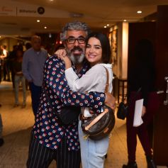 'Esta bumbag muito funcional transforma seu look esportivo em uma definição perfeita do elegante casual. Use-a como clutch, transpassada ou no ombro para um visual mais alegre', descreveu a marca