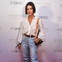 Manu Gavassi elegeu maquiagem com tom rosado para evento