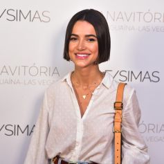 Manu Gavassi completou produção com acessórios minimalistas