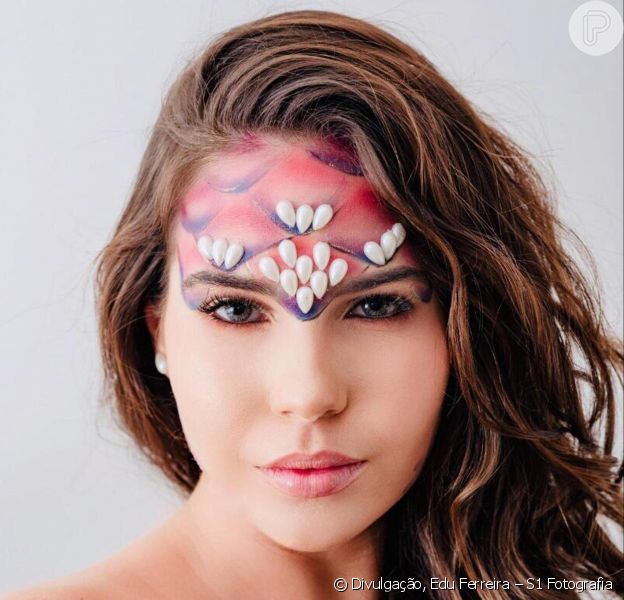 As escamas da maquiagem de sereia para o Carnaval foram feitas lápis de olho preto