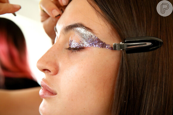 Maquiagem de Carnaval: glitter em tons de roxo e lilás pode ser usado na fantasia de fada