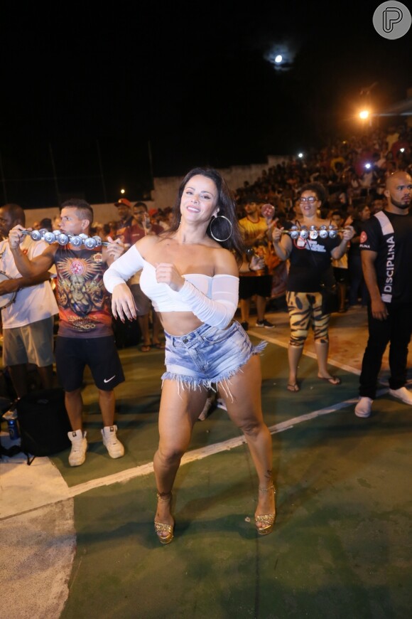 Viviane Araújo apostou em um look bem básico, shortinho jeans e top cropped, para o ensaio do Salgueiro nesta quinta-feira, 21 de fevereiro de 2019