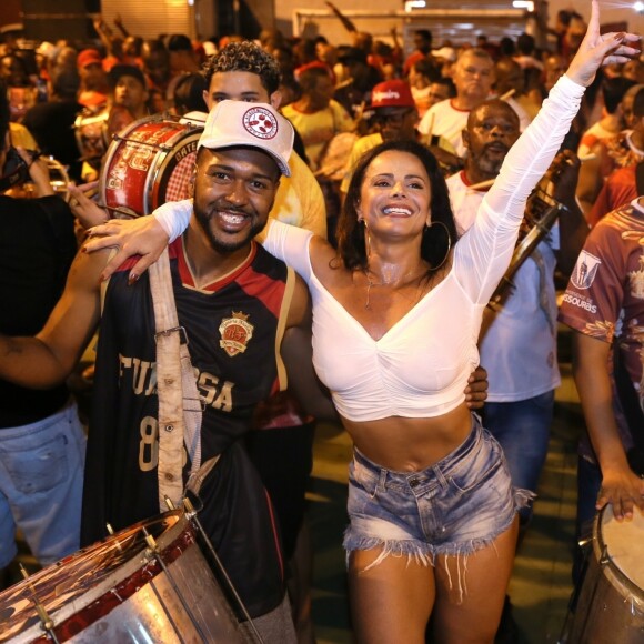 Viviane Araújo participou de ensaio do Salgueiro nesta quinta- feira (21) na comunidade da escola, no Rio de Janeiro.