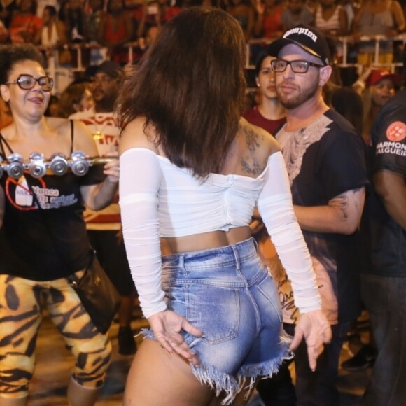 Viviane Araujo sambou muito no ensaio de Carnaval realizado no morro do Salgueiro