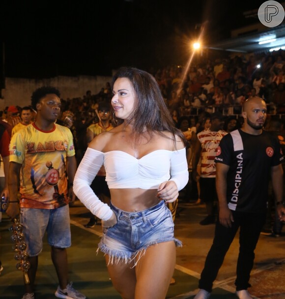 À vontade na comunidade de sua escola de samba, Viviane Araujo, rainha de bateria do Salgueiro, brilhou e levantou o público com muito samba no pé e requebrado