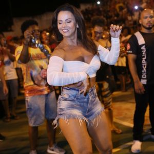 Viviane Araujo deu um show de samba no pé durante ensaio de Carnaval da escola de samba carioca Acadêmicos do Salgueiro nesta quinta-feira, 21 de fevereiro de 2019