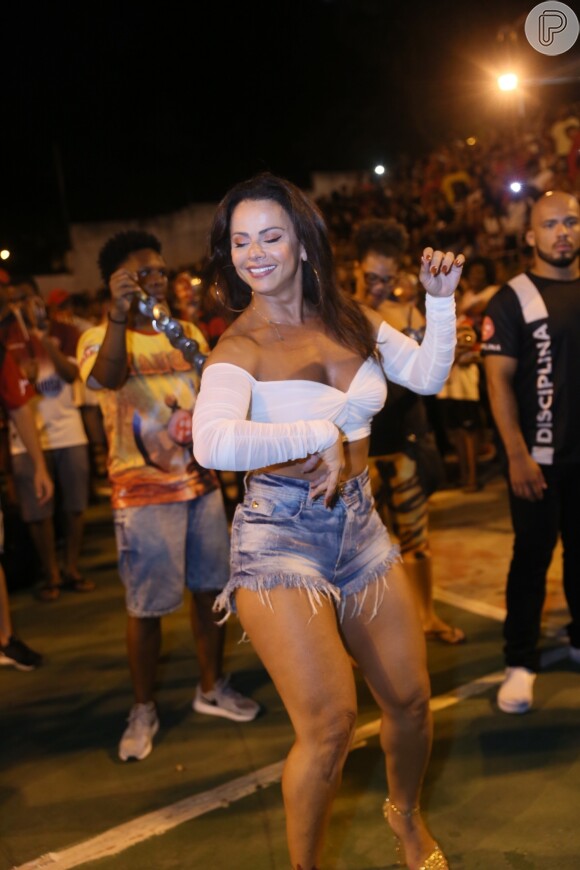 Viviane Araujo deu um show de samba no pé durante ensaio de Carnaval da escola de samba carioca Acadêmicos do Salgueiro nesta quinta-feira, 21 de fevereiro de 2019