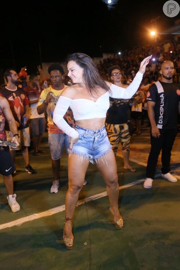 Rainha! Viviane Araujo elegeu um top cropped e shortinho jeans para se esbaldar no samba do Salgueiro e exibiu toda sua boa forma, fruto de dieta regrada, exercícios, microagulhamento e 'chip da beleza', aos 43 anos de idade
