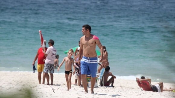 Thiago Lacerda e Vanessa Lóes vão a praia com os filhos, Gael e Cora, no Rio