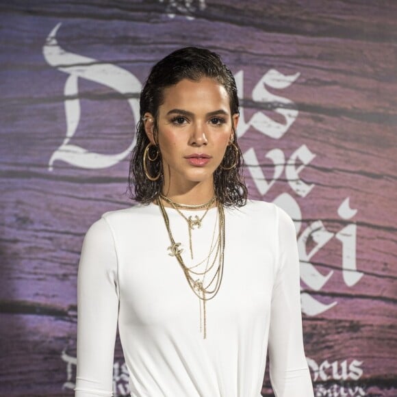 Bruna Marquezine apresentou aos internautas a cadelinha Amêndoa