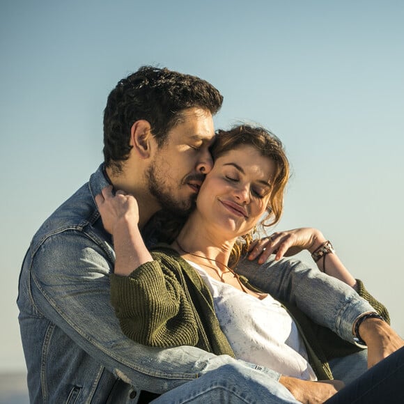 Isabel (Alinne Moraes) vai viajar com o ex-noivo, Alain (João Vicente de Castro), e a filha deles, Priscila (Clara Galinari), para o Rio de Janeiro nos próximos capítulos da novela 'Espelho da Vida'