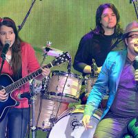 'Caldeirão do Huck': Tiago Abravanel canta ao lado de artista de rua no palco