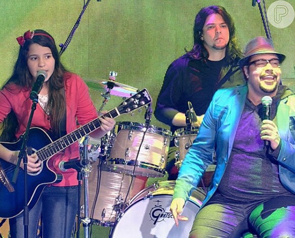 Tiago Abravanel canta ao lado de artista de rua no palco do "Caldeirão do Huck"