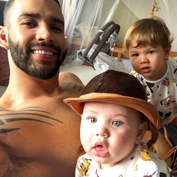 Gusttavo Lima postou fotos dos filhos, Samuel e Gabriel, no Instagram nesta segunda-feira, 25 de fevereiro de 2019