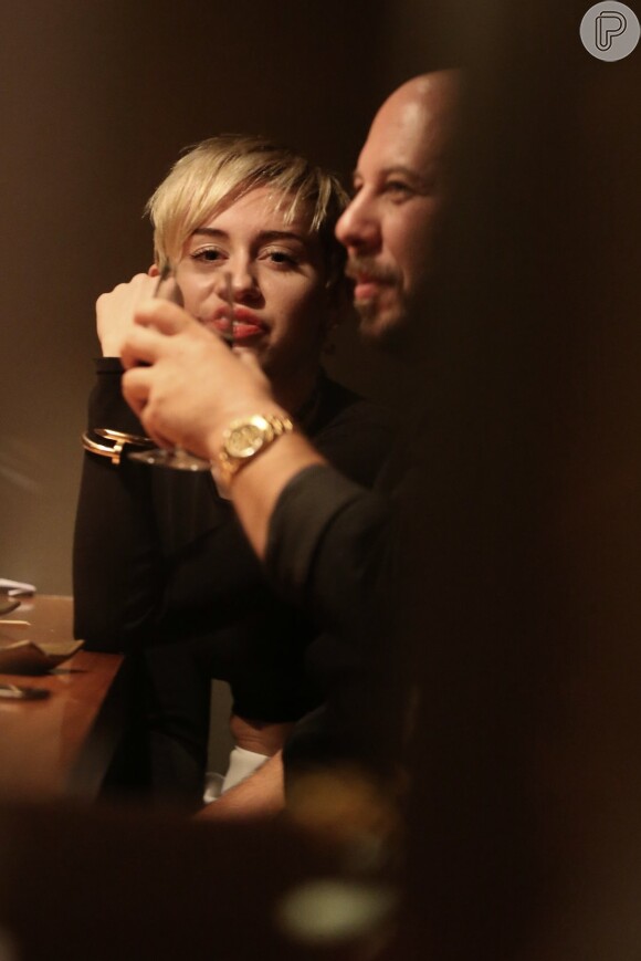 Miley jantou na companhia de amigos