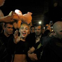 Miley Cyrus sai para jantar no Rio de Janeiro e ganha presentes de fãs