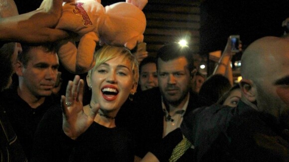 Miley Cyrus sai para jantar no Rio de Janeiro e ganha presentes de fãs