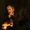 Miley se mostrou simpática durante todo jantar, onde comeu sushis, sashimis e experimentou a caipirinha brasileira