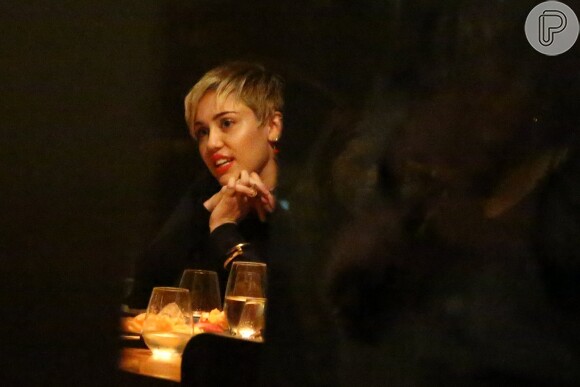 Miley se mostrou simpática durante todo jantar, onde comeu sushis, sashimis e experimentou a caipirinha brasileira