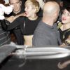 Miley Cyrus acena para os fãs que a esperavam do lado de fora do restaurante