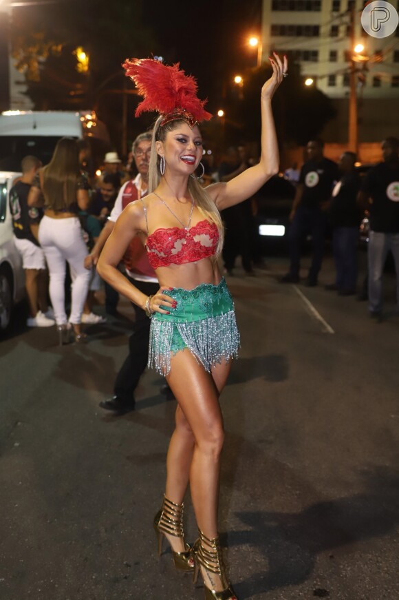 Julianne Trevisol vai desfilar pela Grande Rio (RJ) no domingo (03), entre 23:25 e 00:44, como musa, à frente da ala das passistas
