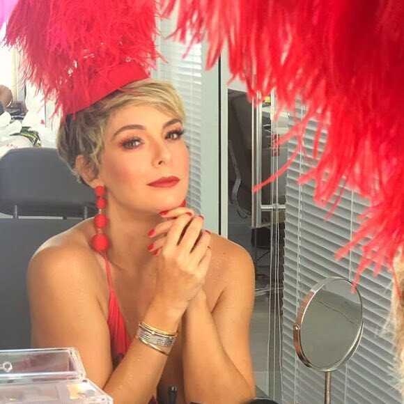 Regiane Alves também usou fantasia vermelha no Baile do Sarongue