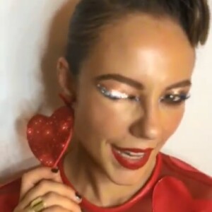 Paolla Oliveira apostou em brinco de coração com paetês no Baile do Sarongue