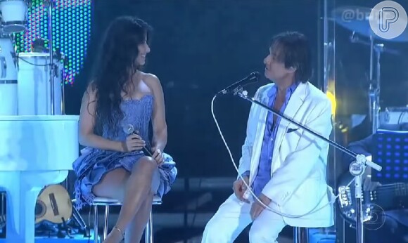 Paula Fernandes durante participação no especial de fim de ano de Roberto Carlos na TV Globo, em dezembro de 2010