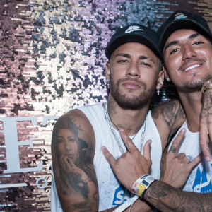 Amigos inseparáveis! Neymar curtiu folia com o surfista Gabriel Medina
