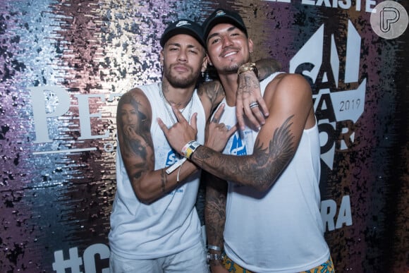 Amigos inseparáveis! Neymar curtiu folia com o surfista Gabriel Medina