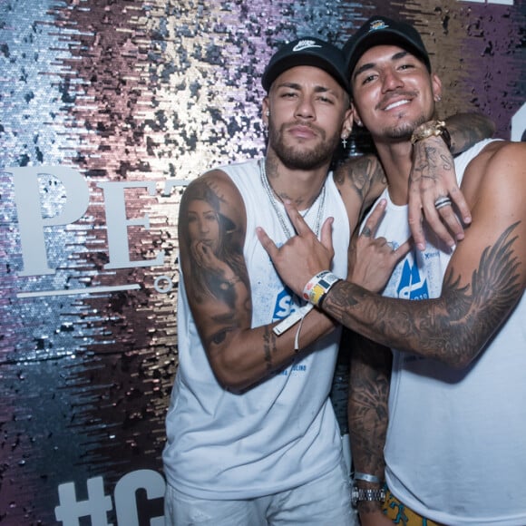 Amigos inseparáveis! Neymar curtiu folia com o surfista Gabriel Medina