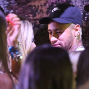 Neymar curtiu Carnaval em clima de romance em Salvador