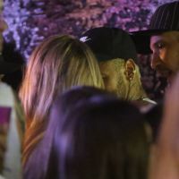 Neymar dá beijo discreto na cantora Rafaela Porto em camarote em Salvador. Foto!