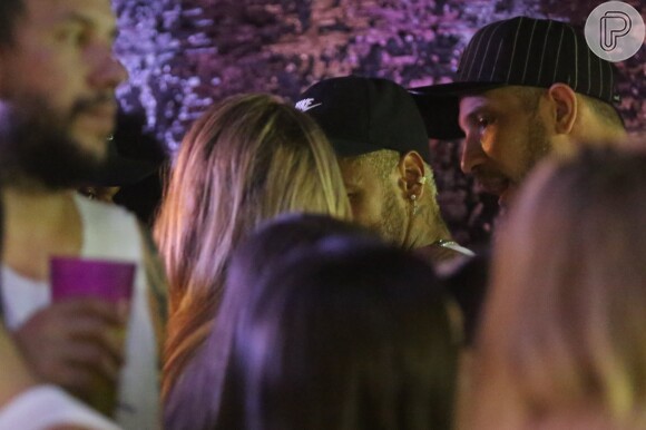 Neymar aparece dando beijo discreto em cantora no Camarote Salvador