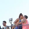Claudia Raia beija Jarbas Homem de Mello no trio de Ivete Sangalo