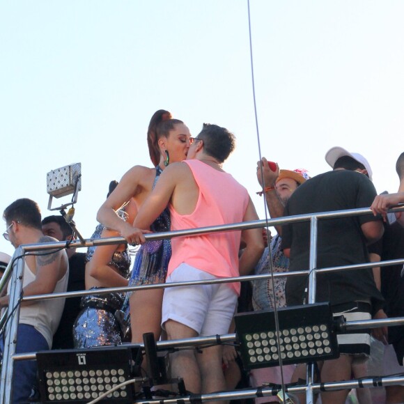 Claudia Raia e Jarbas Homem de Mello beijam muito em triio de Ivete Sangalo