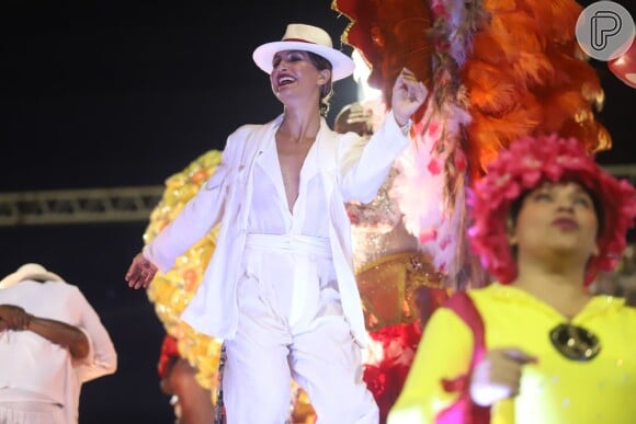 Camila Pitanga usou um look total white em desfile em cima de carro alegórico da Porto da Pedra, escola que homenageou o seu pai, Antonio Pitanga, neste domingo de carnaval, 3 de março de 2019